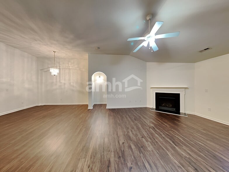 Building Photo - 16 Slow Creek Dr