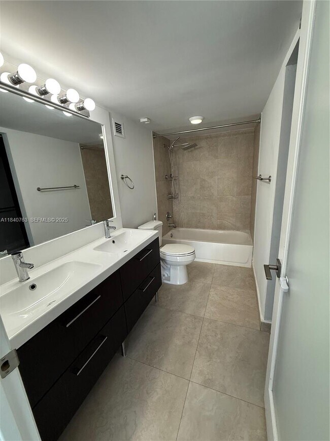 Building Photo - 600 NE 36th St