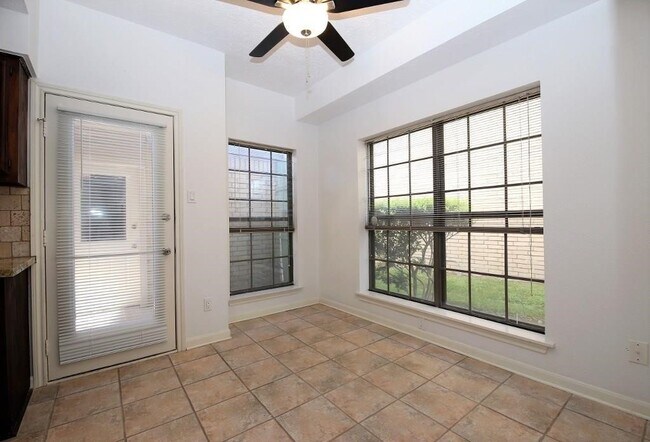 Building Photo - 800 Country Pl Dr