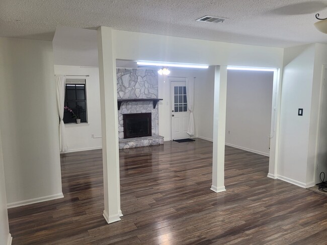 Building Photo - 139 Thomas Dr
