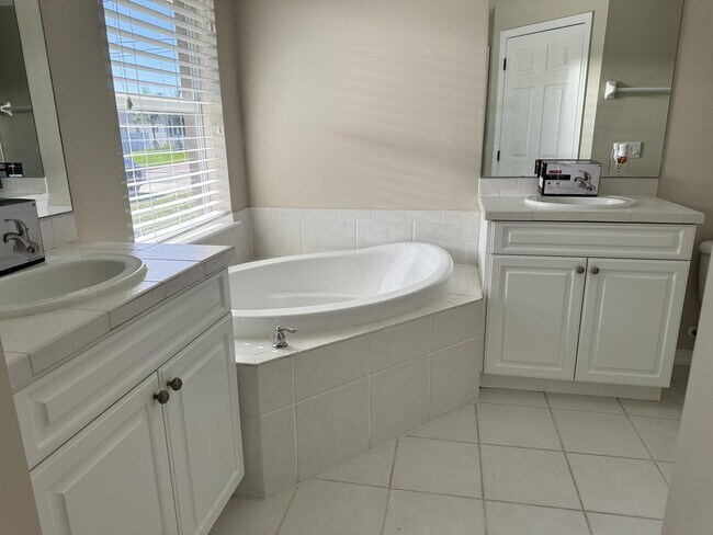 Building Photo - 3927 SW 16th Pl