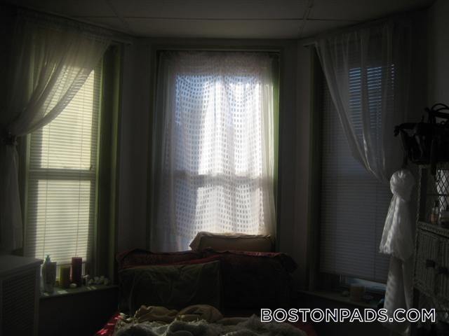 Building Photo - 879 Beacon St