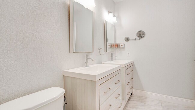 Building Photo - 4782 Sunny Palm Cir