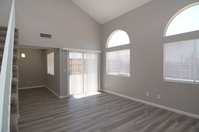 Building Photo - Remodeled 3 Bedroom 2.5 Bath House! West T...