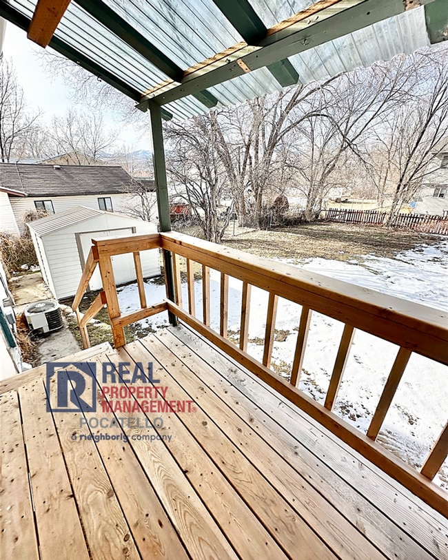 Building Photo - Spacious 4 Bed / 2 Bath Duplex | Garage + Split-Level Layout | Pet Negotiable