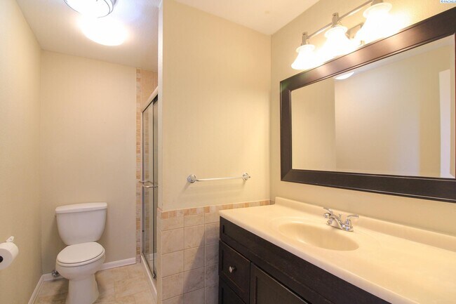 Building Photo - Large 5 Bed/3 Bath Home in Kennewick