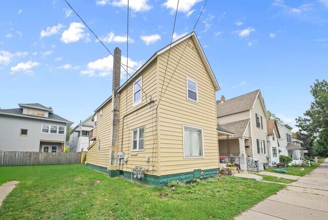 Building Photo - 921 Fourth NW