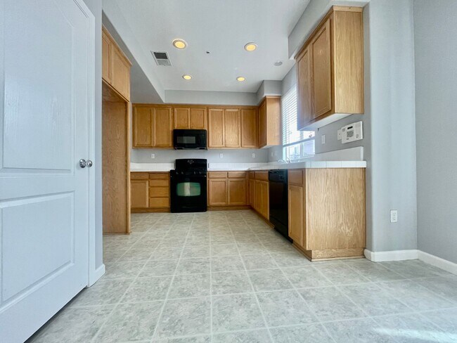 Building Photo - Turn Key 4 bedroom 2.5 bath in Brentwood!