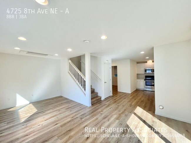 Building Photo - Spacious Modern Townhome in UD!! **Septemb...