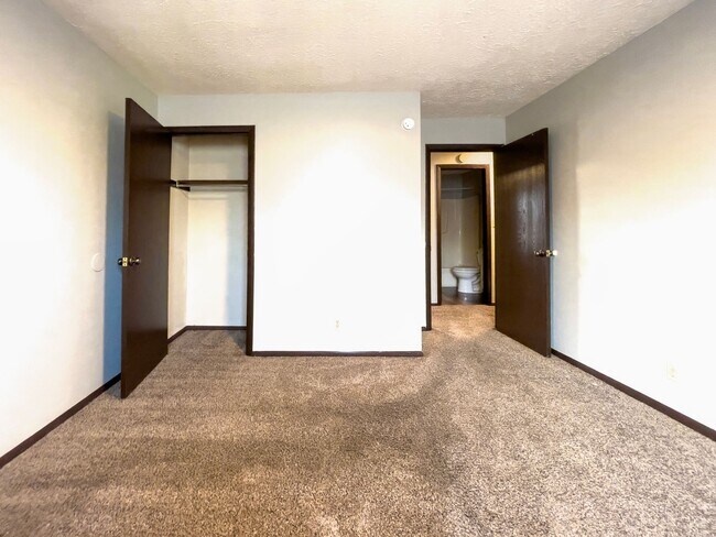 Building Photo - 2213 E Memorial Dr