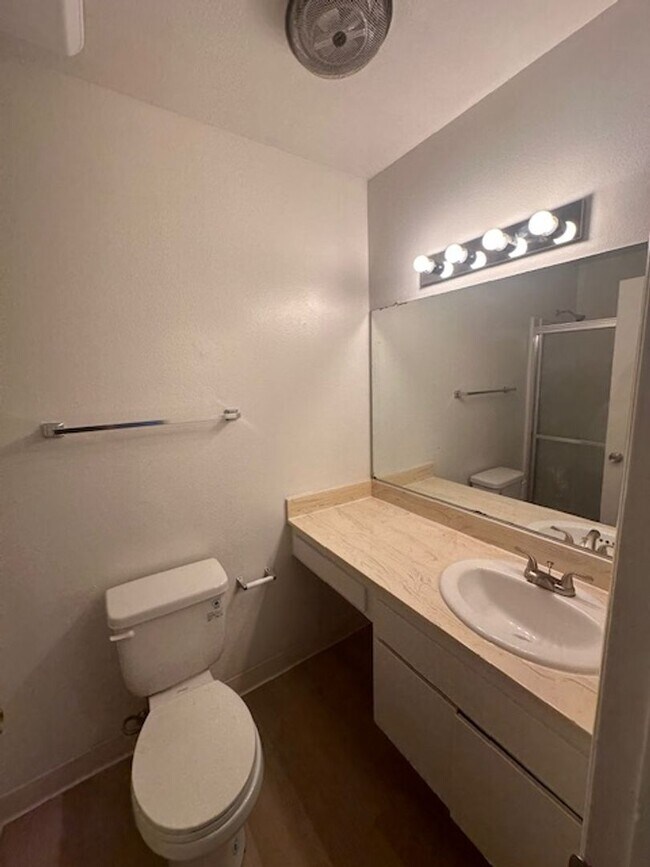 Building Photo - 3 BEDROOM PEPPERTREE CONDO IN VENTURA