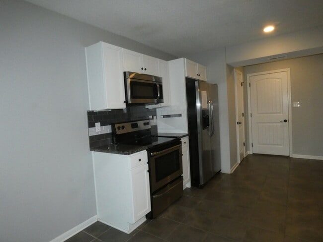 Building Photo - Beautiful Town Home!