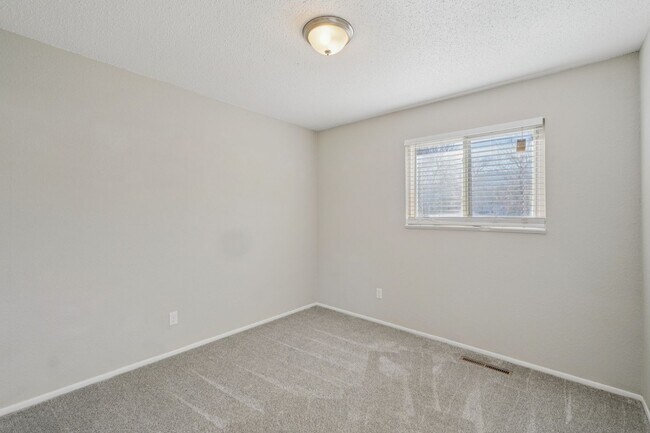 Building Photo - 4 Bed Beauty on West Side!