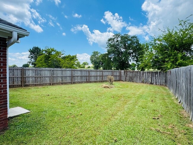 Building Photo - Charming 3-Bedroom Home on a Spacious Corn...