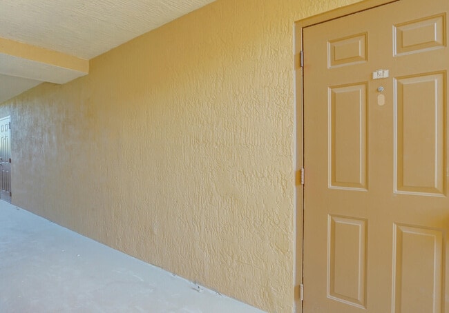 Building Photo - 611 Villa Cir