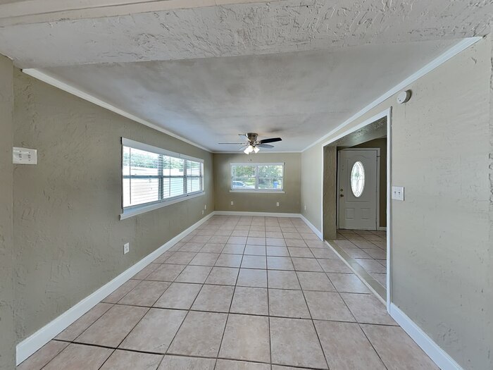Building Photo - 2514 10th Ave Dr E