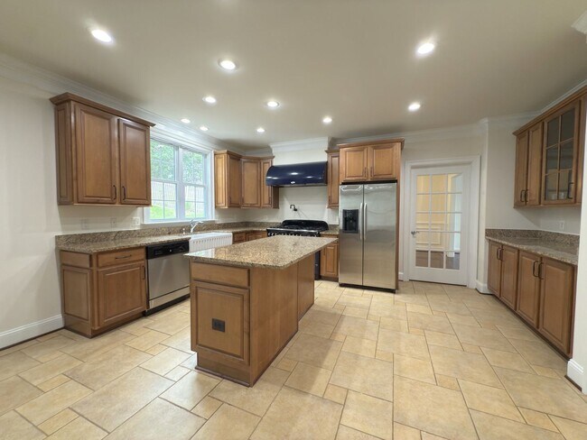Building Photo - Spacious 4 Bed 5.5 Bath Home in Annandale,...