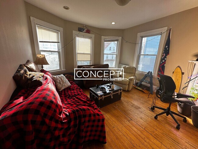 Building Photo - 47 Hillside St