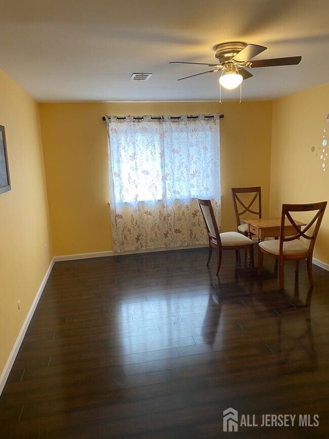 Building Photo - 429 College Dr