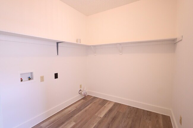 Building Photo - 321 Michael Cir