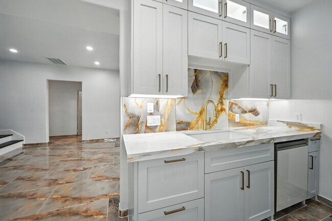 Building Photo - ***936 Elwood Duplex***