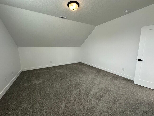 Building Photo - Gorgeous 5 Bed 3.5 Bath Home at Daybreak I...