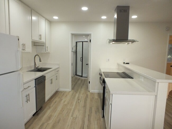 Building Photo - 2/1 1200 sf Rescue retreat - water included!