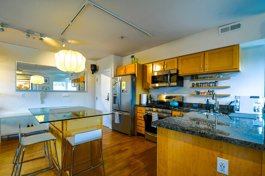 Stocked kitchen has everything you need to cook at home - 1171 Oak St