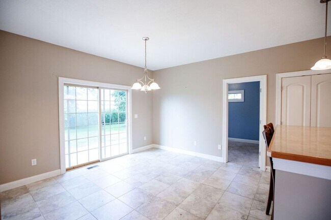 Building Photo - 3 Bed (with 4th bed potential downstairs),...