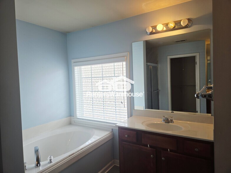 Building Photo - 528 Highland Falls Dr
