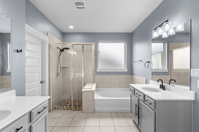 Building Photo - 525 Compania Cove