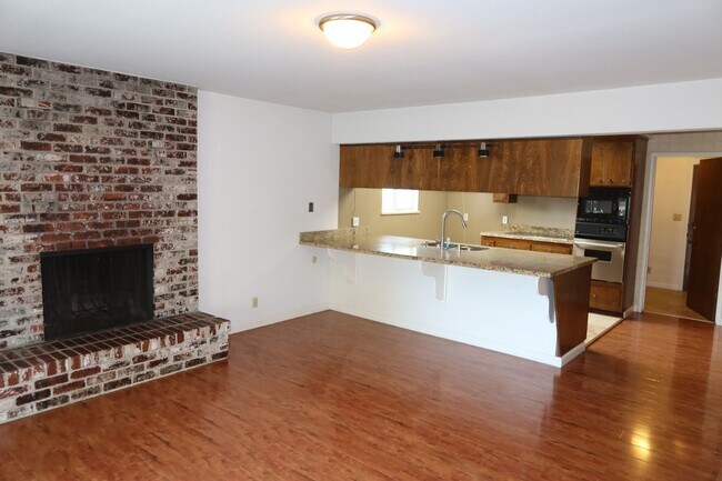 Building Photo - 3 Bedrooms, 2 Baths, 2 Car in Greenhaven Area