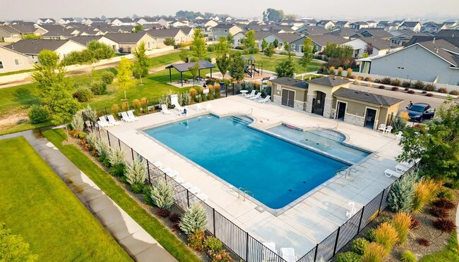 Building Photo - Like New Home With Community Pool!