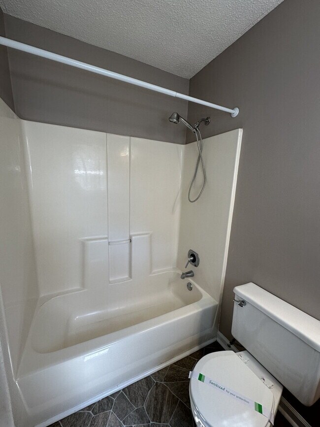 Building Photo - Nice Freshly Painted 2 Bedroom Home in Hun...