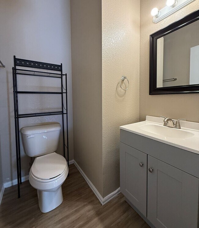 Building Photo - 1717 Oakshire Ln