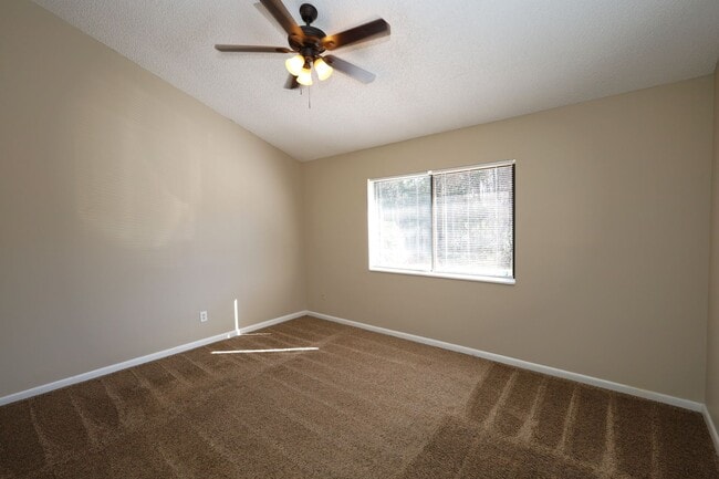 Building Photo - 1307 Baytree Dr