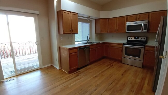 Building Photo - 4 Bed 2.5 Bath Available Now - MileStone R...