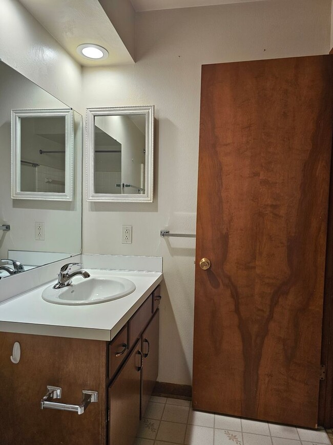 Building Photo - Spacious and bright BG Home