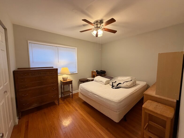 Building Photo - 6535 N Mozart St