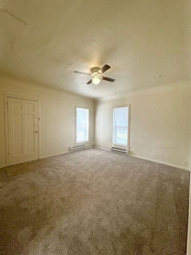 Building Photo - Cute 1 Bedroom, 1 Bathroom Unit Moments Away from CSU