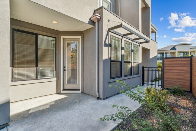 Building Photo - 3243 S Sedgebrook Ln