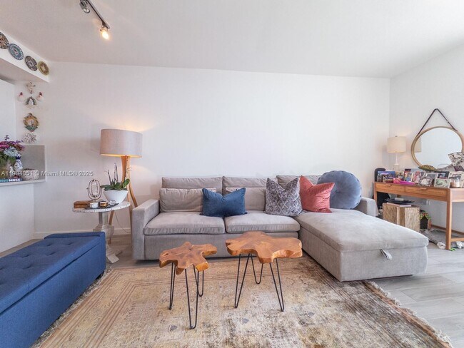 Building Photo - 999 SW 1st Ave