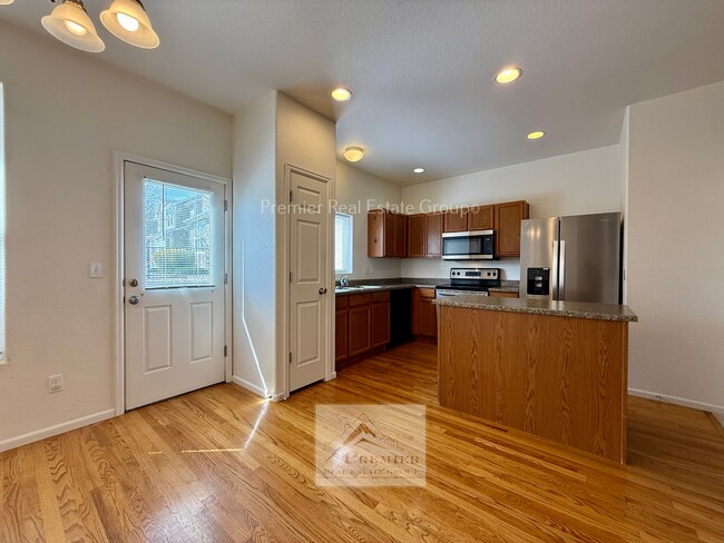 Building Photo - 7920 Sandy Springs Point