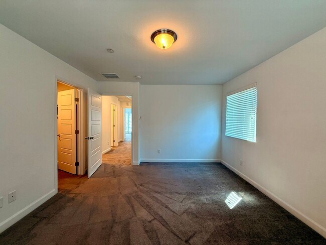 Building Photo - 3 BED 2.5 BATH 2 CAR GARAGE TOWNHOUSE WITH LOFT, COMMUNITY POOL & PARK!