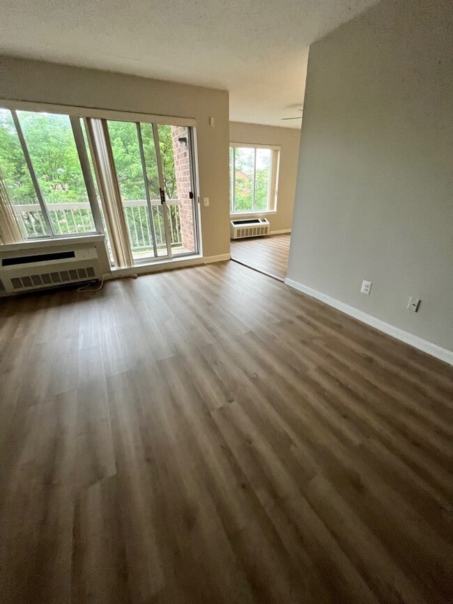 Building Photo - 121 Wellington Ct