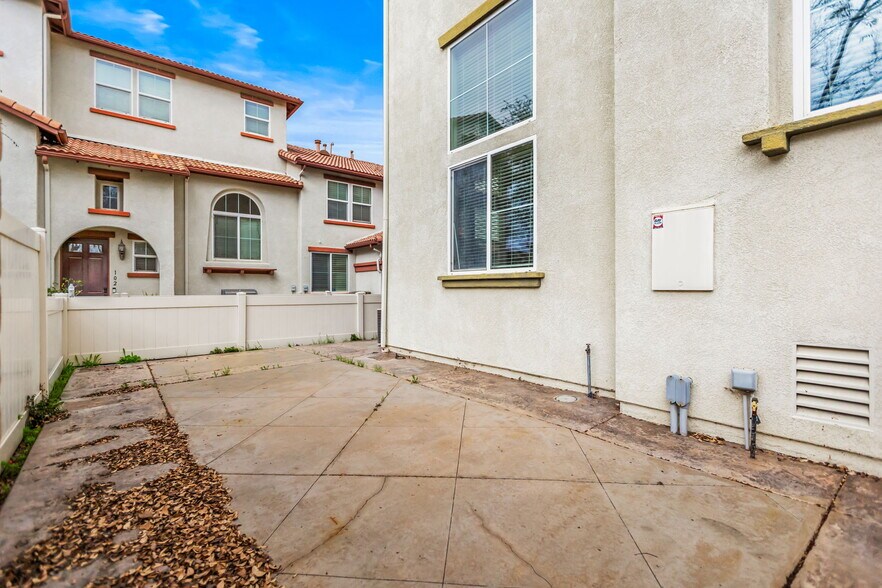 Building Photo - 33640 Willow Haven Ln