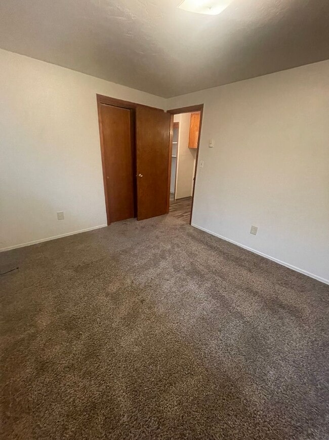 Building Photo - Large Two Bedroom Conveniently located Amenities!