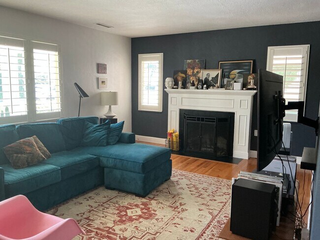 Building Photo - Charming 2 Bedroom Home with Studio/Office...