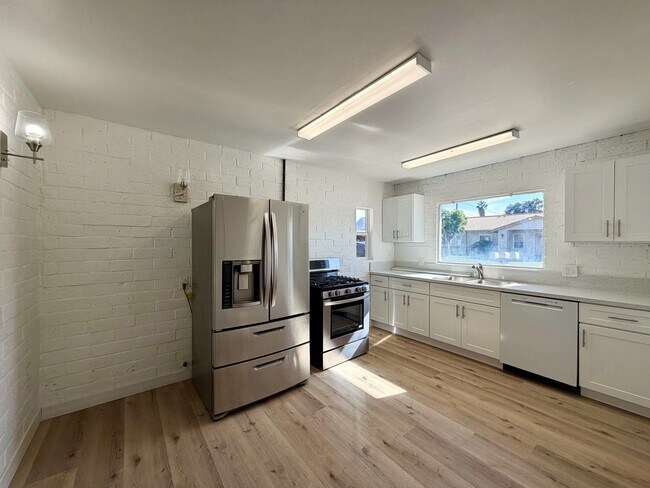 Building Photo - AVAILABLE NOW!! 2 Bedroom 1 Bathroom Apartment in Palm Desert!