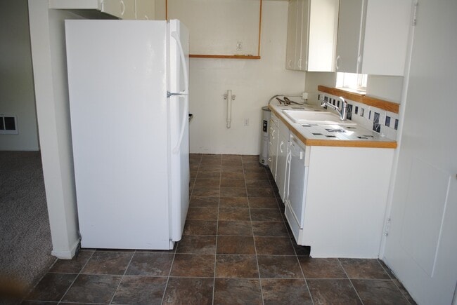 Building Photo - Two Bedrooms & One Bathroom Home